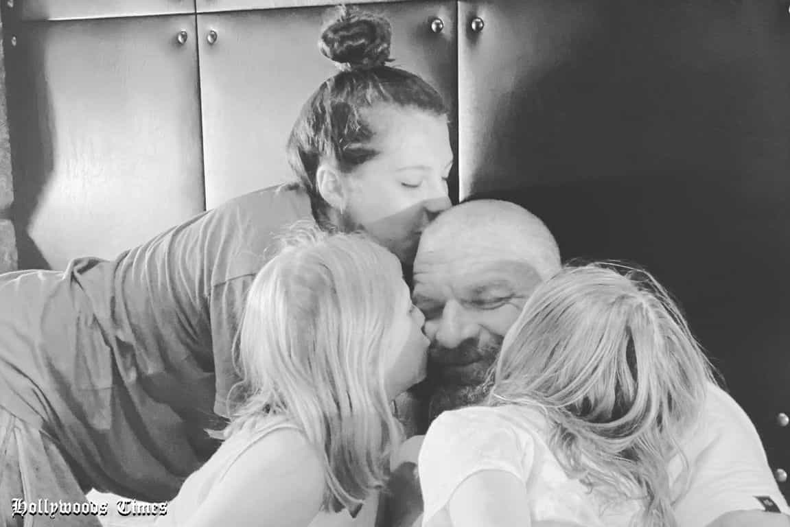 Aurora, Murphy and Vaughn giving a kiss to her father